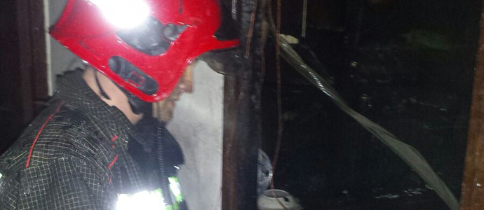 Bomberos del 112 extinguen un incendio en una vivienda de Ucieda