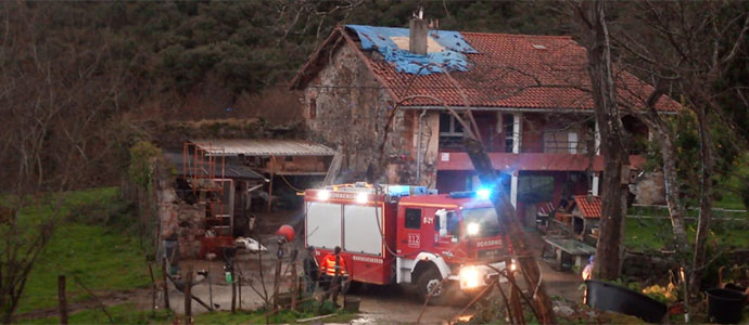 Bomberos del 112 extinguen un incendio en una vivienda de Voto