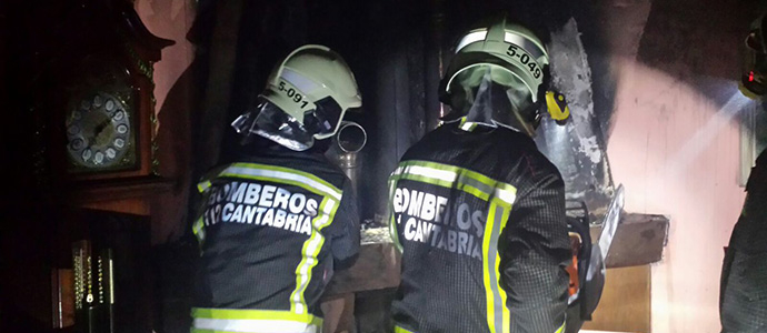 Los bomberos del 112 intervienen en dos incendios en Santa Mara de Cayn