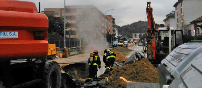 Los bomberos del 112 intervienen en una fuga de gas en Laredo