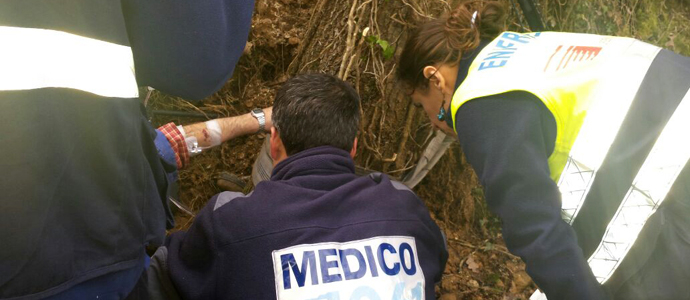 Bomberos del 112 liberan a un hombre atrapado por un tronco
