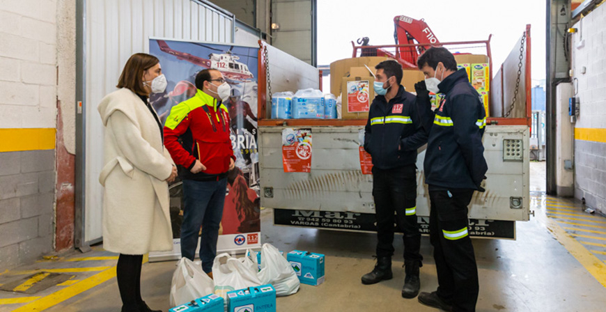 Los bomberos del 112 recogen una tonelada productos para el Banco de Alimentos de Cantabria