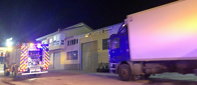 Bomberos del 112 de Reinosa ayudan a sofocar un fuego producido en el camin de un conductor que se diriga a Valladolid