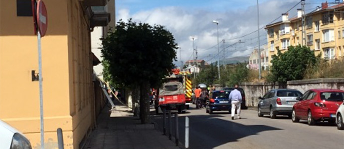 Los bomberos del 112 de Reinosa extinguen un incendio en un solar de la calle Duque y Merino
