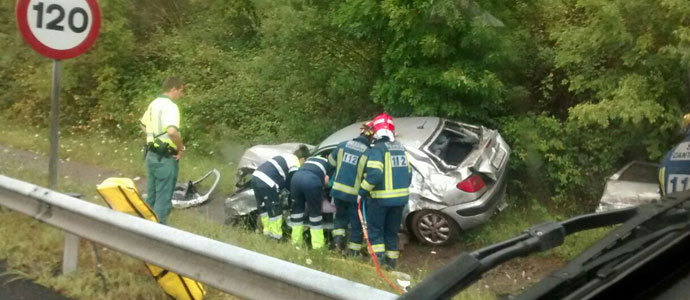 Bomberos del 112 rescatan a una mujer tras volcar su vehculo en la A8 