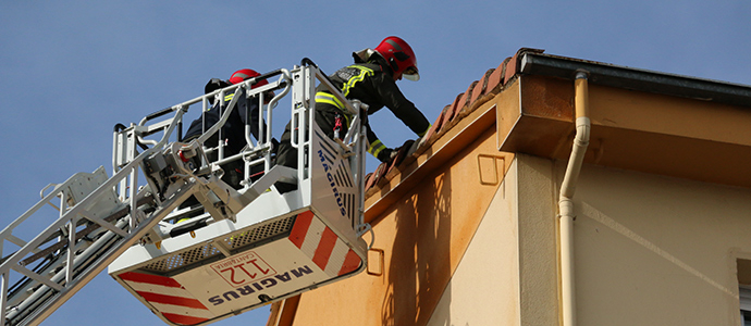 Bomberos del 112 retiran tejas desprendidas en dos edificios de Reinosa