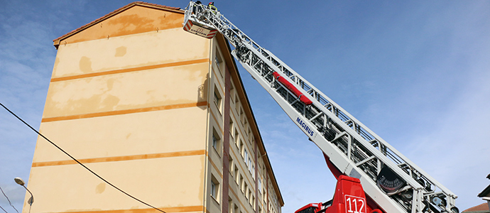 Bomberos del 112 retiran tejas desprendidas en dos edificios de Reinosa