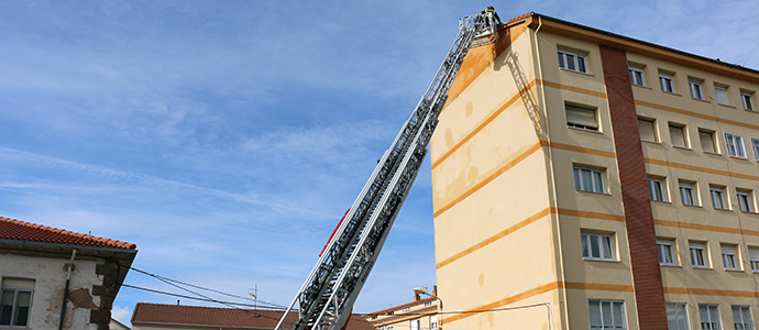Bomberos del 112 retiran tejas desprendidas en dos edificios de Reinosa