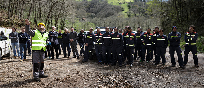 Los bomberos del 112 se forman para luchar contra la avispa asitica