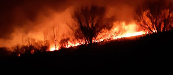 Los bomberos del 112 sofocan incendios en Nestares y Matamorosa y dan proteccin a las viviendas de Suano