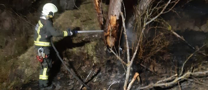 Los bomberos del 112 sofocan incendios en Nestares y Matamorosa y dan proteccin a las viviendas de Suano