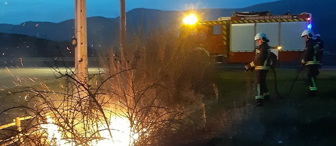 Los bomberos del 112 sofocan incendios en Nestares y Matamorosa y dan proteccin a las viviendas de Suano