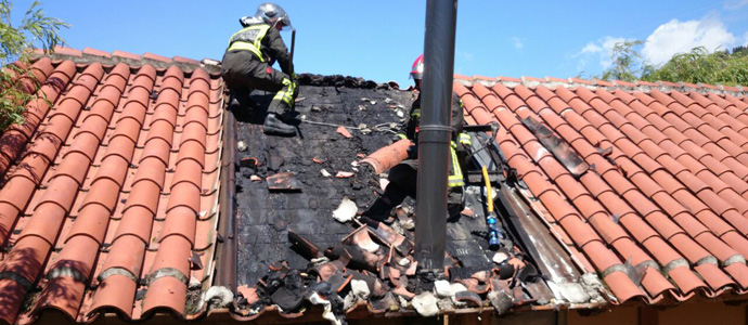 Bomberos del 112 sofocan un incendio en una casa rural de Ojedo