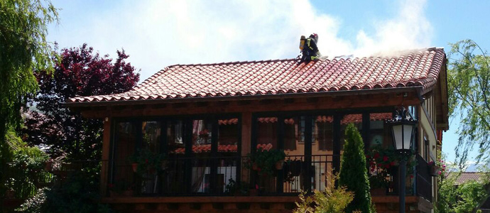 Bomberos del 112 sofocan un incendio en una casa rural de Ojedo