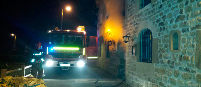 Bomberos del 112 sofocan el incendio en una casa rural de Villafufre