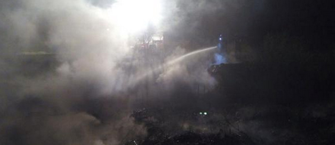 Los bomberos del 112 sofocan un incendio de maleza en Campoo de Suso