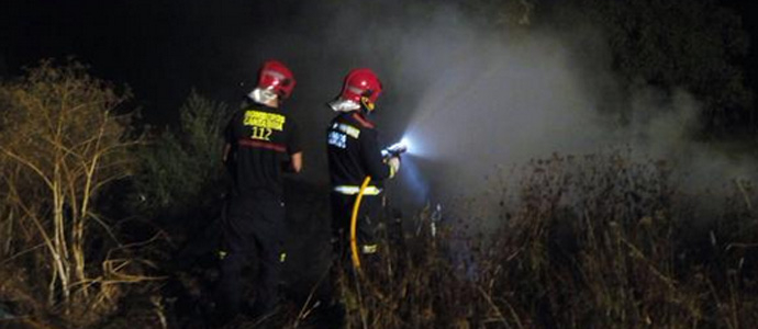 Los bomberos del 112 sofocan un incendio de maleza en Campoo de Suso