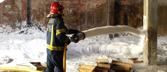 Bomberos del 112 sofocan un incendio en una nave sin actividad de Santoa
