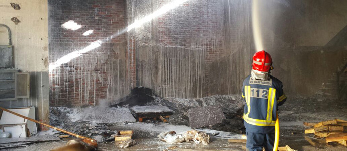 Bomberos del 112 sofocan un incendio en una nave sin actividad de Santoa