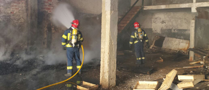 Bomberos del 112 sofocan un incendio en una nave sin actividad de Santoa