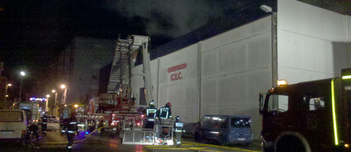 Bomberos del 112 sofocan un incendio en una nave de conservas en Santoa