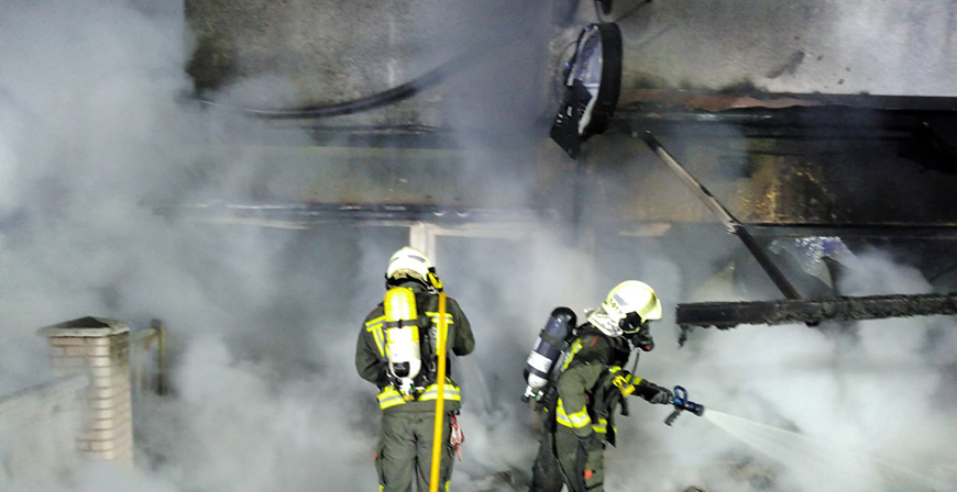 Bomberos del 112 sofocan un incendio en la terraza de un local hostelero de Laredo