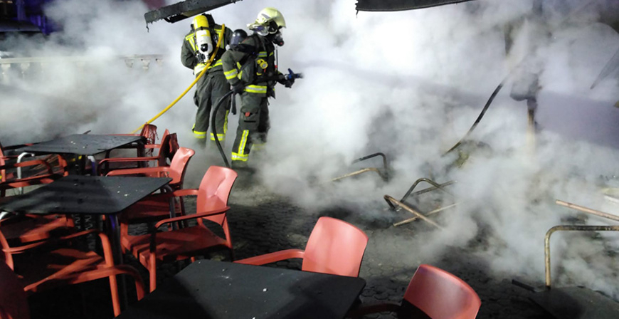 Bomberos del 112 sofocan un incendio en la terraza de un local hostelero de Laredo