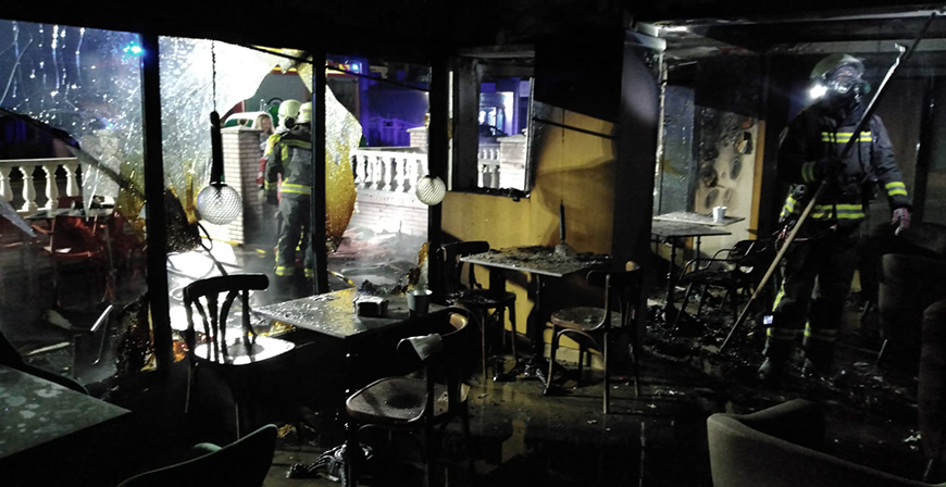 Bomberos del 112 sofocan un incendio en la terraza de un local hostelero de Laredo