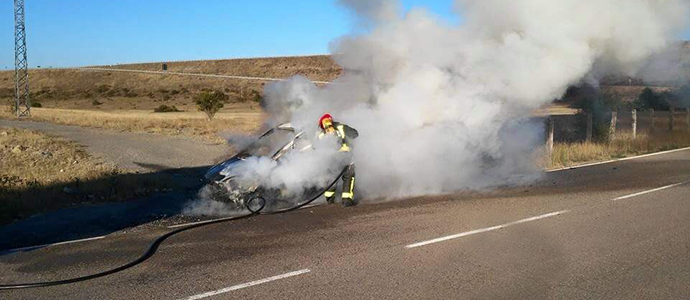 Los bomberos del 112 sofocan el incendio de un vehculo cerca de Pozazal