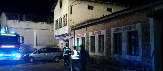 Bomberos del 112 sofocan un incendio en una vivienda deshabitada de Colindres