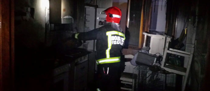 Los bomberos del 112 sofocan un incendio en una vivienda de Laredo