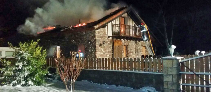 Los bomberos del 112 sofocan un incendio en una vivienda de Naveda