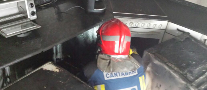 Bomberos del 112 sofocan un incendio en una vivienda de Santoa