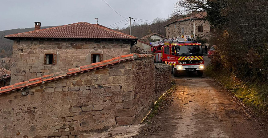 Los bomberos del 112 sofocan un incendio en una vivienda de Valdeprado del Ro