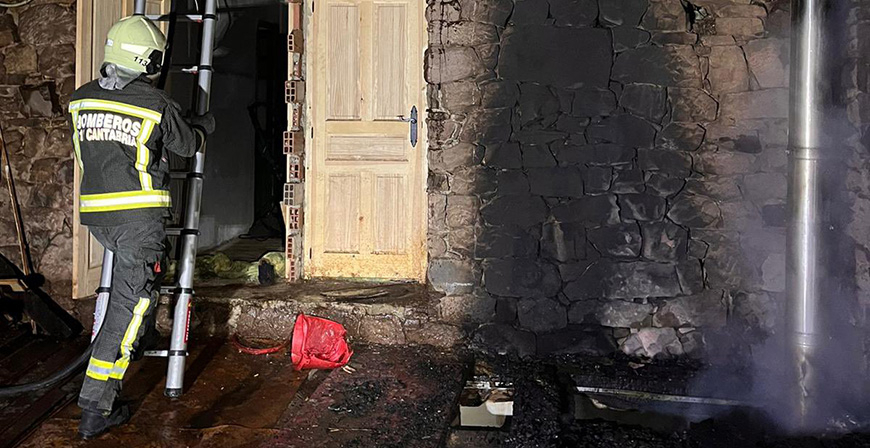 Los bomberos del 112 sofocan un incendio en una vivienda de Valdeprado del Ro