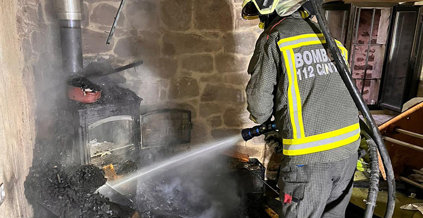 Los bomberos del 112 sofocan un incendio en una vivienda de Valdeprado del Ro
