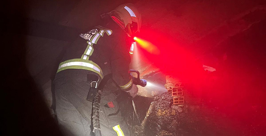 Los bomberos del 112 sofocan un incendio en una vivienda de Valdeprado del Ro