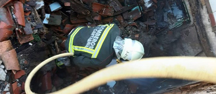 Los bomberos acuden a un aviso de incendio en una vivienda abandonada de Reinosa