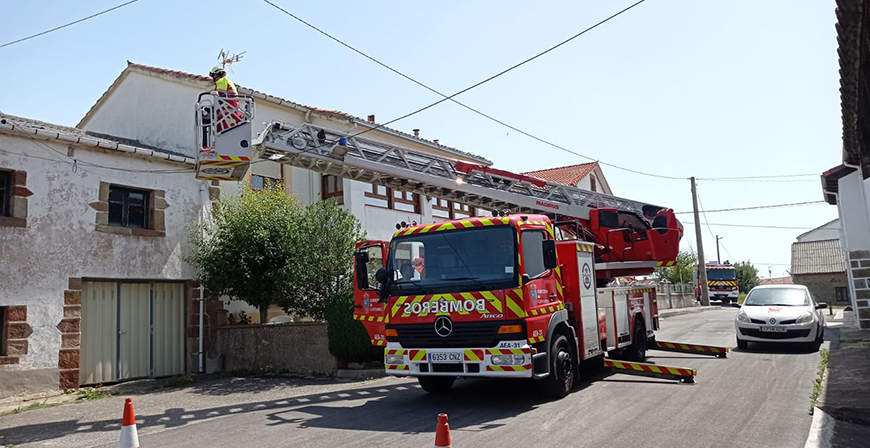 Los bomberos aseguran varios cables que haban quedado colgando en Requejo