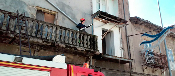Los bomberos derriban una galera en ruinas por motivos de seguridad