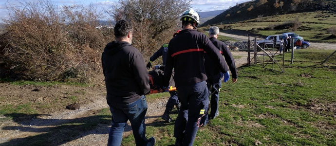 Los bomberos evacuan a un hombre desde la Guariza con fractura de pierna