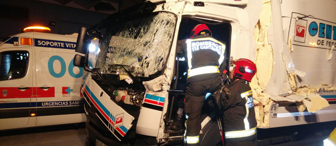 Los bomberos excarcelan al conductor de un camin herido en un accidente en el polgono de Barros