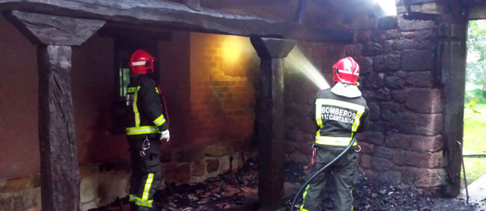 Los bomberos extinguen un incendio en una vivienda de Comillas 