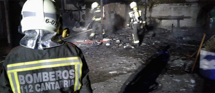 Los bomberos extinguen un incendio en el camping de Valdliga