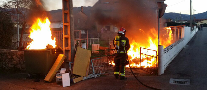 Los bomberos extinguen un incendio en una caravana en Los Corrales de Buelna