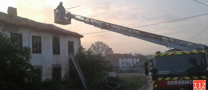 Los bomberos extinguen un incendio en una casa abandonada de Izara