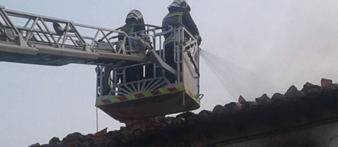 Los bomberos extinguen un incendio en una casa abandonada de Izara