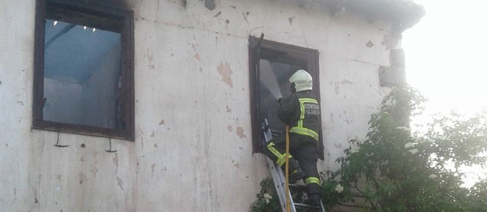 Los bomberos extinguen un incendio en una casa abandonada de Izara