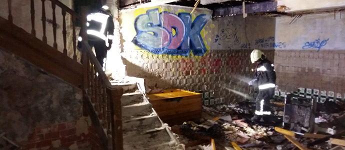 Los bomberos extinguen un incendio en una casa abandonada de Laredo