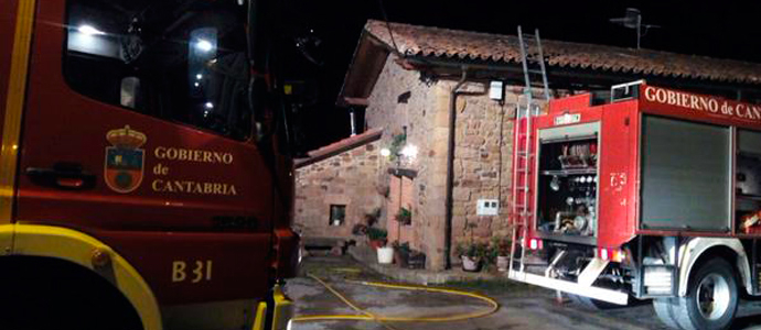 Los bomberos extinguen un incendio en la chimenea de una casa en Valderredible